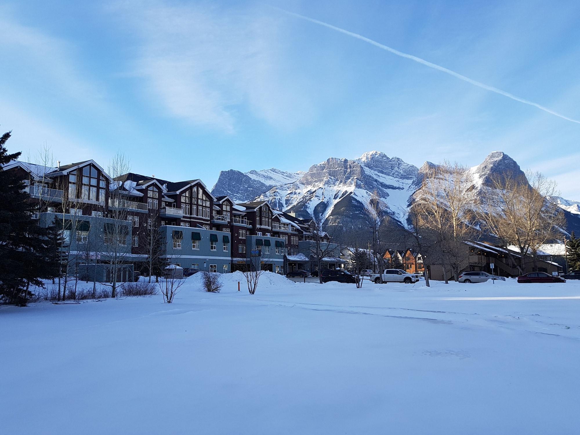 Sunset Mountain Inn Канмор Екстериор снимка