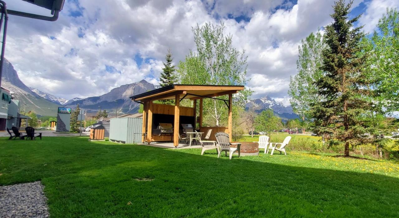 Sunset Mountain Inn Канмор Екстериор снимка