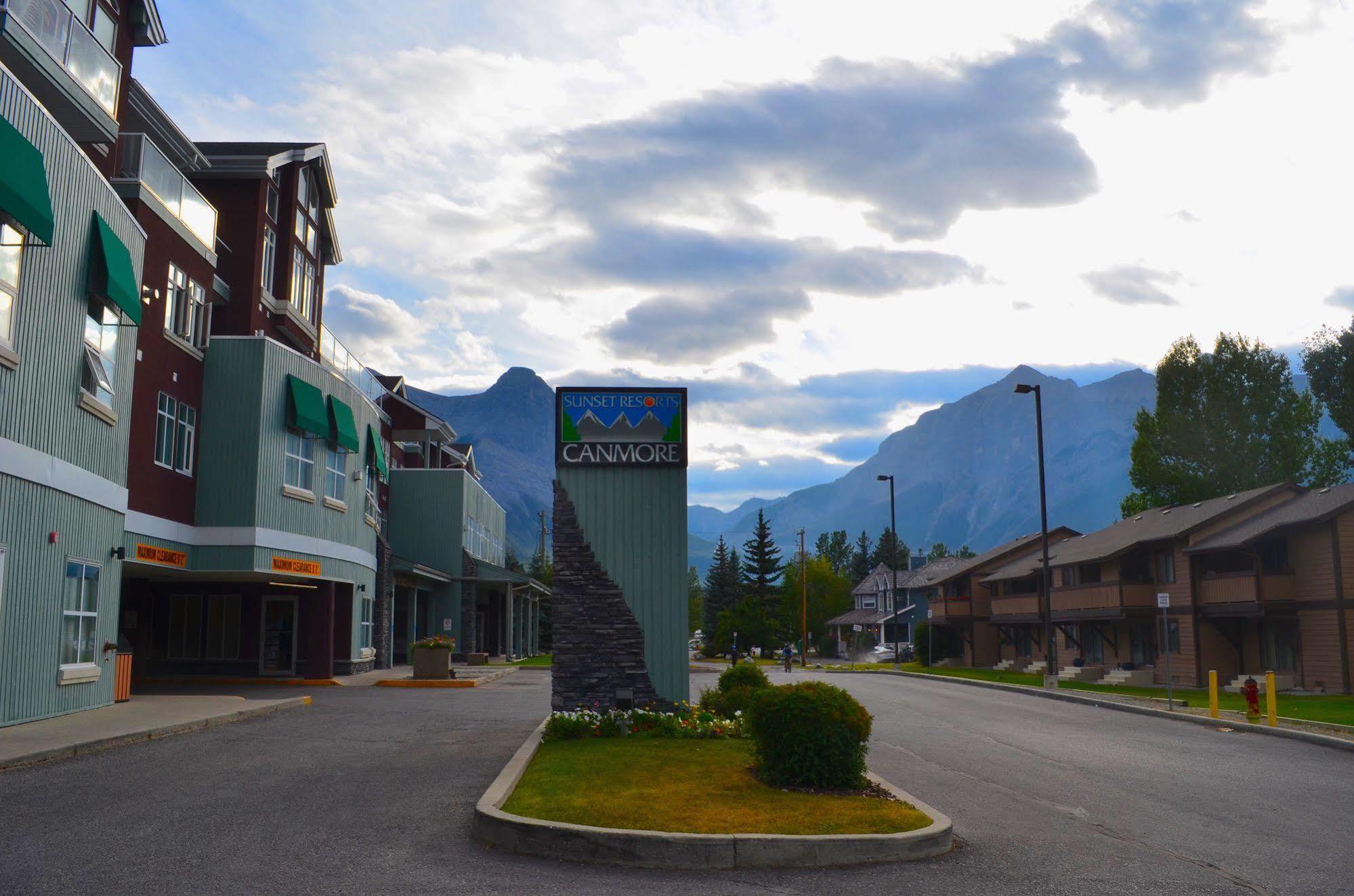 Sunset Mountain Inn Канмор Екстериор снимка